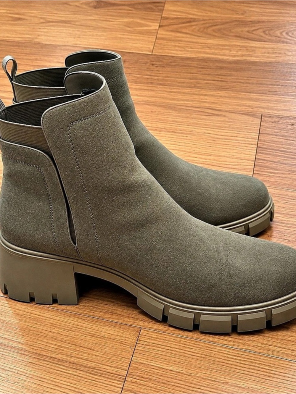 Olive Green Chelsea Ankle Boots Chunky Lug Sole 2.5” Heel Size 8